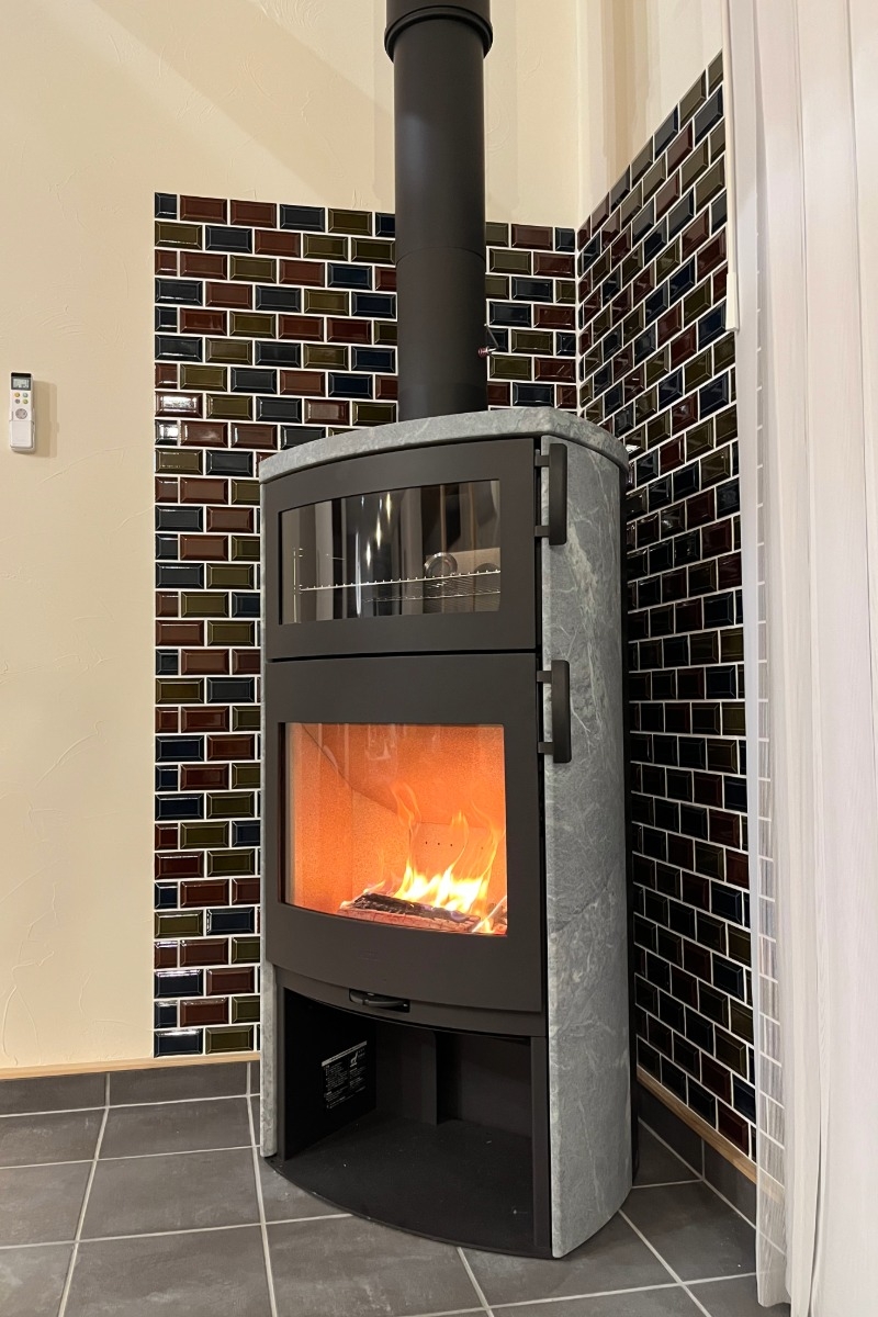 薪ストーブ 点火中